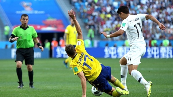 Vi sao trong tai khong dung VAR cho Han Quoc huong phat den? hinh anh