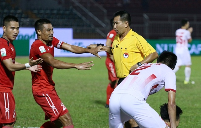 The do va panenka keo doi bong cua Miura xuong sat day BXH V.League hinh anh