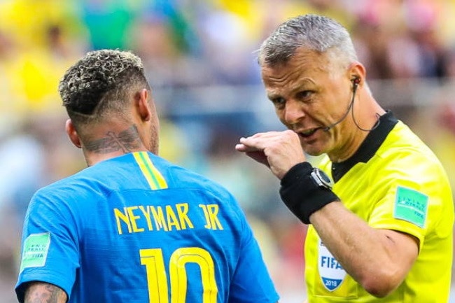 Cuu trong tai FIFA: ‘Neymar dien hoi sau de kiem penalty’ hinh anh