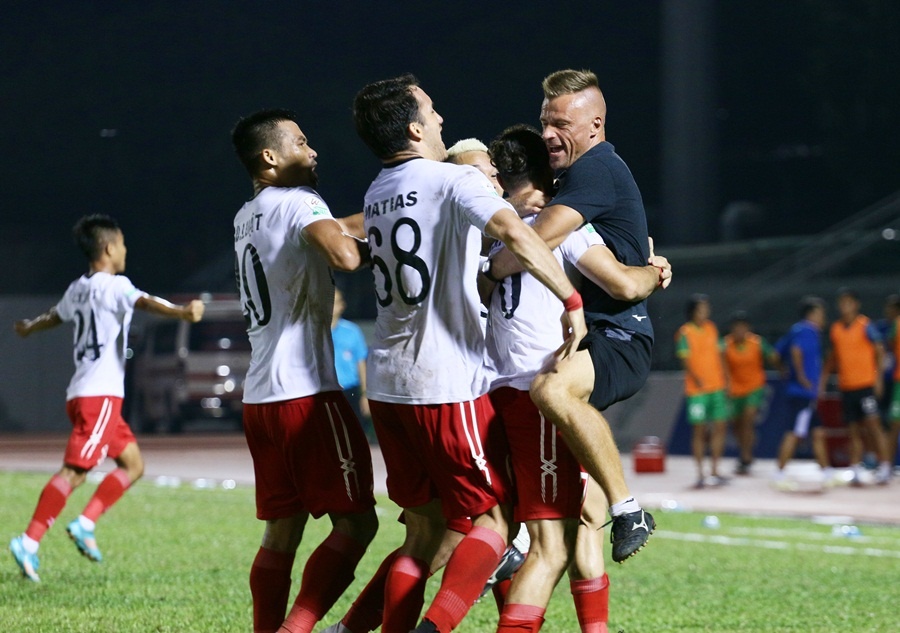 Toshiya Miura,  Miura,  CLB TP.HCM,  XSKT Can Tho,  Can Tho,  trong tai,  song di chet lai anh 11