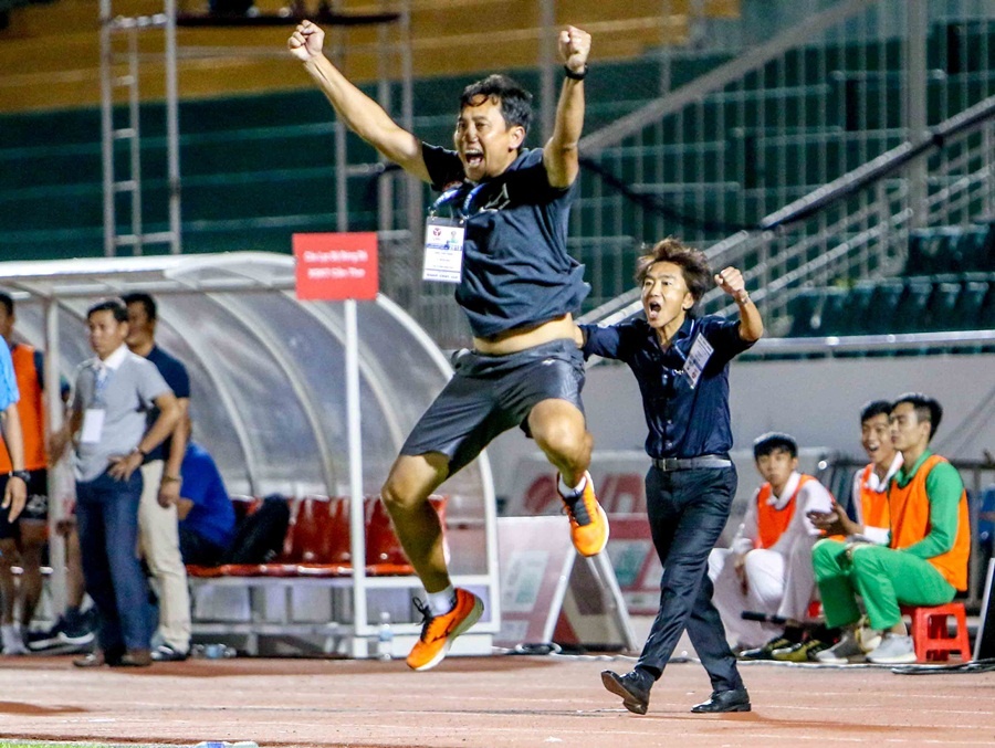 Toshiya Miura,  Miura,  CLB TP.HCM,  XSKT Can Tho,  Can Tho,  trong tai,  song di chet lai anh 12