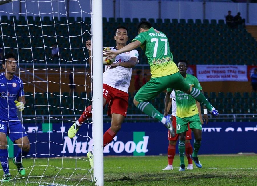 Toshiya Miura,  Miura,  CLB TP.HCM,  XSKT Can Tho,  Can Tho,  trong tai,  song di chet lai anh 2