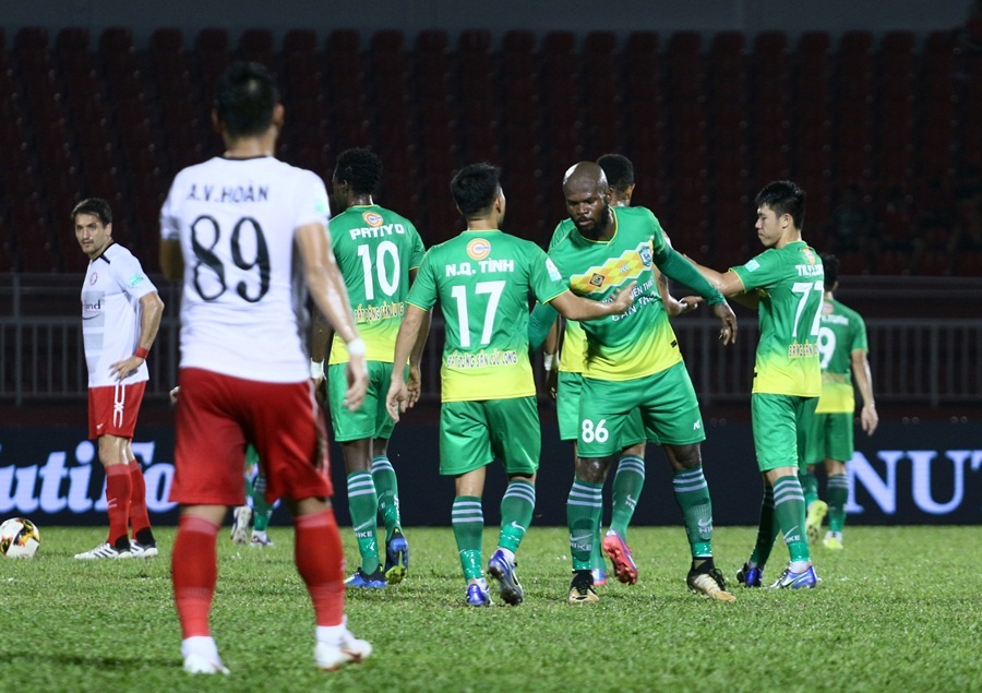 Toshiya Miura,  Miura,  CLB TP.HCM,  XSKT Can Tho,  Can Tho,  trong tai,  song di chet lai anh 5