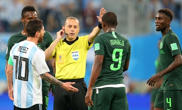 Cuu trong tai FIFA giai thich vi sao phai thoi phat den cho Nigeria hinh anh