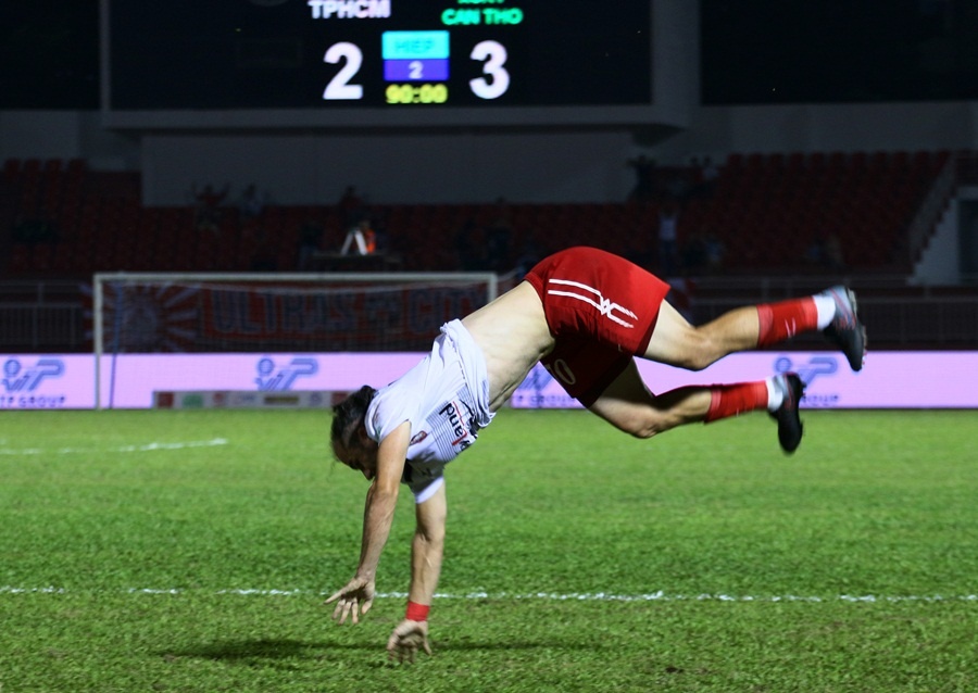 Toshiya Miura,  Miura,  CLB TP.HCM,  XSKT Can Tho,  Can Tho,  trong tai,  song di chet lai anh 10