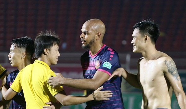 Dong doi cu cua Eden Hazard phan khich khi lan dau da o V.League hinh anh