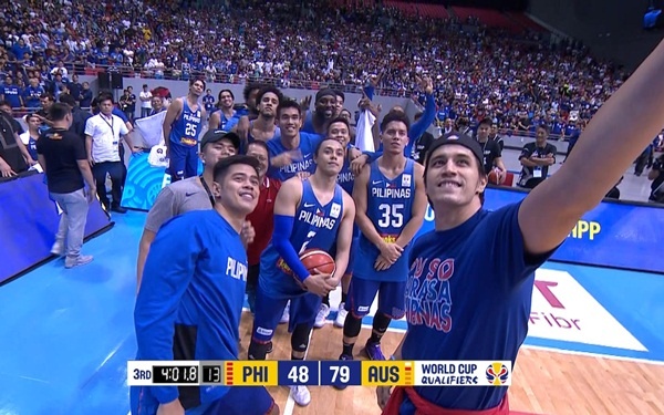 VDV bong ro ‘selfie’ vui ve sau khi danh nhau o FIBA World Cup hinh anh