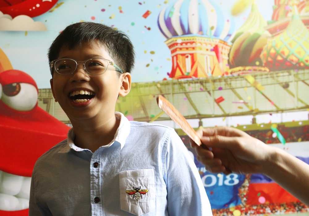 Nguyen Le Thanh Son,  Cau be Viet Nam ra san World Cup,  Kylian Mbappe,  Mbappe,  Nam tay Mbappe,  Messi,  Argentina,  Phap,  chung ket World Cup,  World Cup,  Croatia anh 2