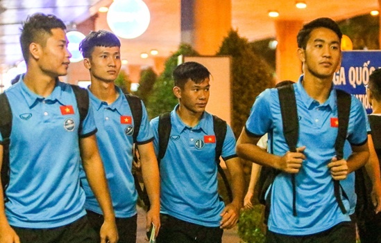 Thay tro HLV Hoang Anh Tuan lang le ve nuoc sau ca ngay tren may bay hinh anh