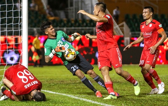 Le Van Hung,  thu mon,  Toshiya Miura,  CLB Da Nang,  CLB TP.HCM,  sai lam,  V.League,  rung rung nuoc mat anh 4