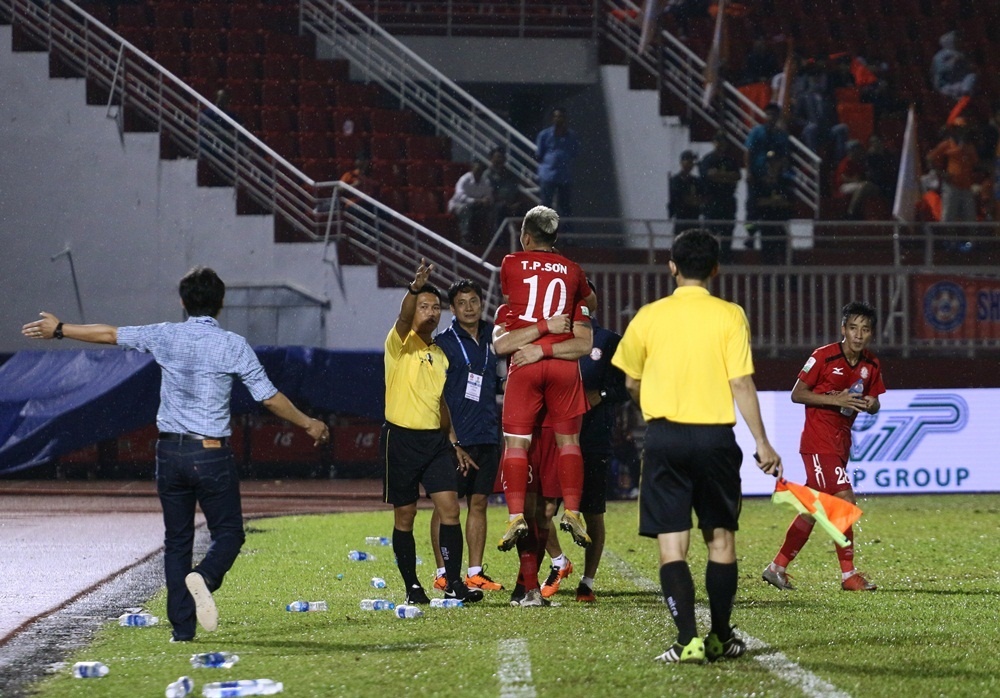 Le Van Hung,  thu mon,  Toshiya Miura,  CLB Da Nang,  CLB TP.HCM,  sai lam,  V.League,  rung rung nuoc mat anh 10