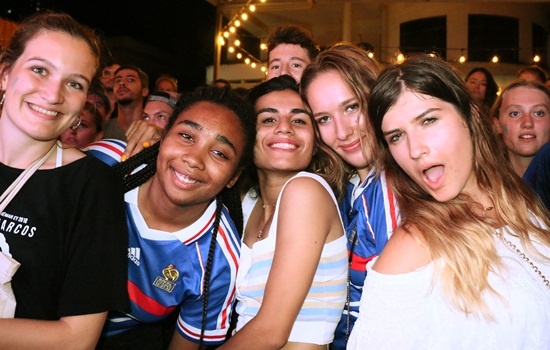 Nguoi Phap o Sai Gon an mung tung bung chuc vo dich World Cup hinh anh