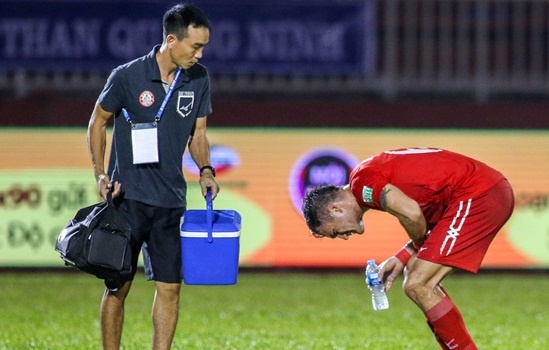 'Cuu tinh' cua ong Miura suyt bi con non khan danh guc tren san hinh anh