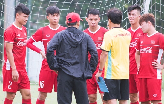 Nha bao Vu Cong Lap: Cho kha nang thich ung cua U23 Viet Nam hinh anh