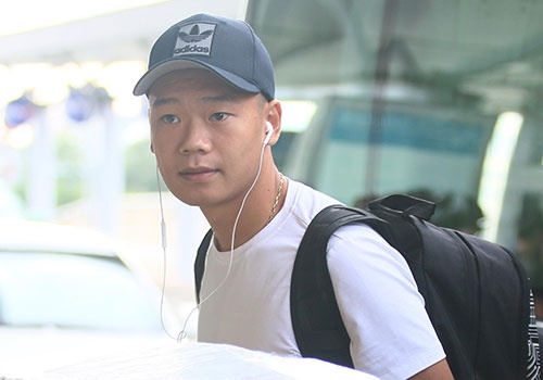 Thanh Chung lang le ra ve khi Olympic Viet Nam len duong du ASIAD hinh anh