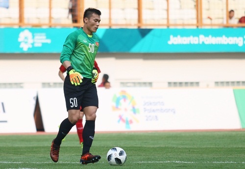 HLV Olympic Nepal muon ghi ban vao luoi thu mon Bui Tien Dung hinh anh