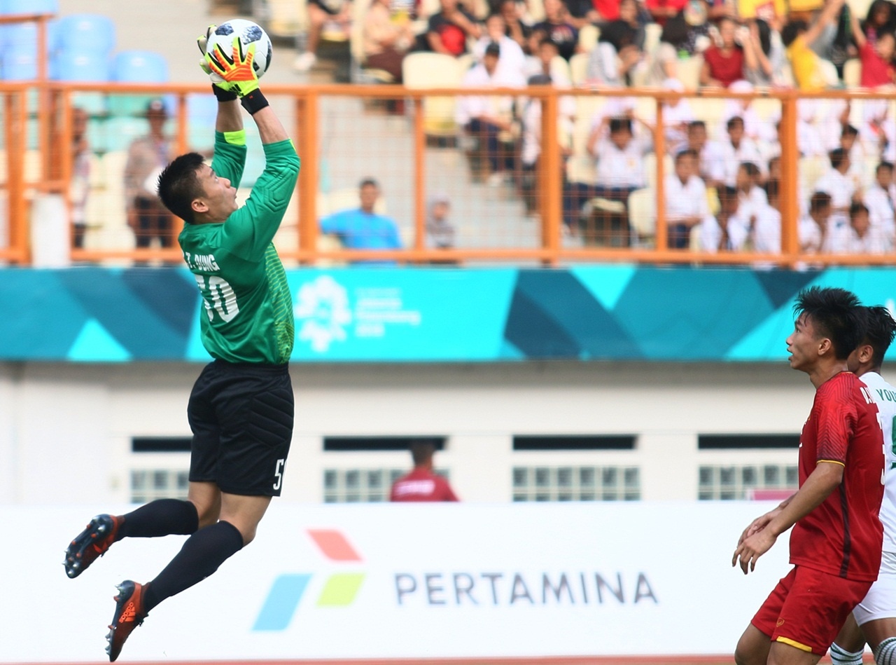 Bui Tien Dung lam gi suot hiep 2 tran dau voi Olympic Pakistan? hinh anh