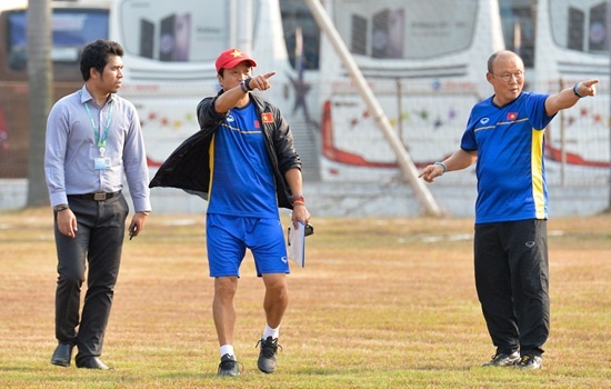 BTC ASIAD cam cua bao chi o san tap Olympic Viet Nam lua chon hinh anh