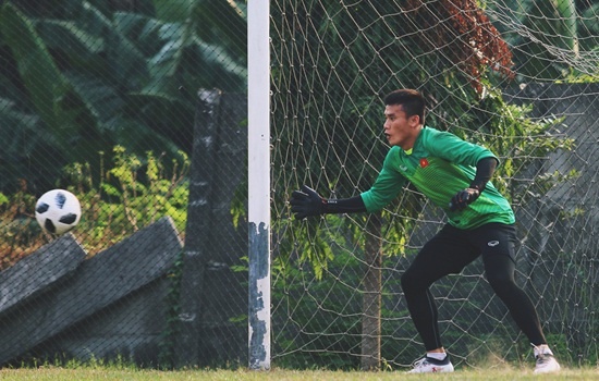 Bui Tien Dung san sang phuong an sut luan luu voi Olympic Nhat Ban hinh anh