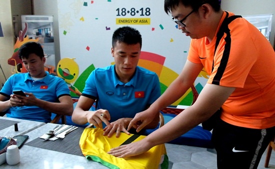 Fan cuong Indonesia va tinh cam dac biet voi Olympic Viet Nam hinh anh