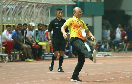 HLV Park Hang-seo tung bat binh voi trong tai nguoi Trung Quoc hinh anh