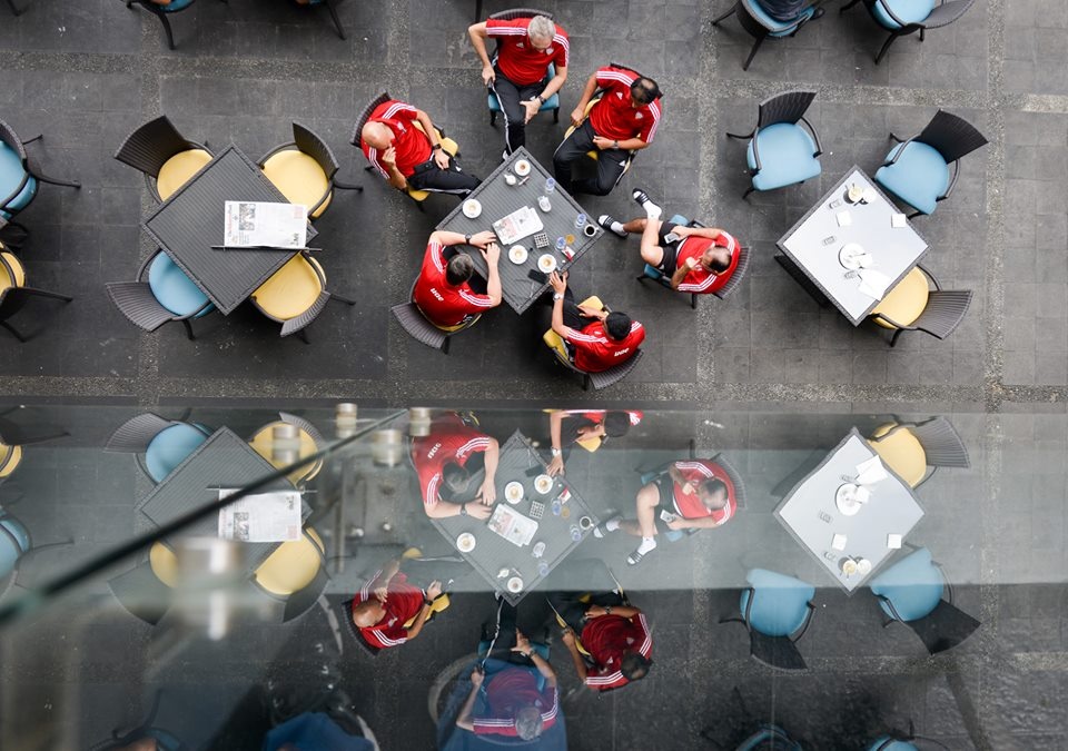 BHL Olympic UAE uong ca phe ban chien thuat chong Viet Nam hinh anh