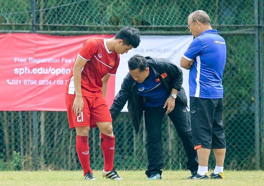 Van Hau tro lai tran gap Olympic UAE, ong Park lo lang vi Dinh Trong hinh anh