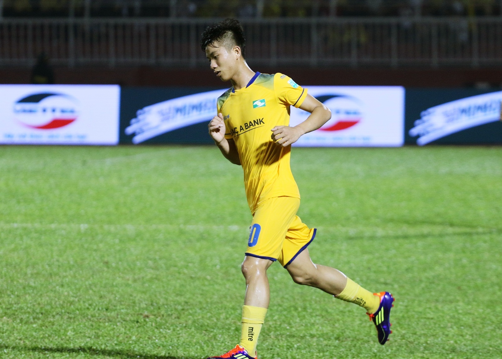 Phan Van Duc va SLNA thau tom danh hieu o V.League thang 7 hinh anh