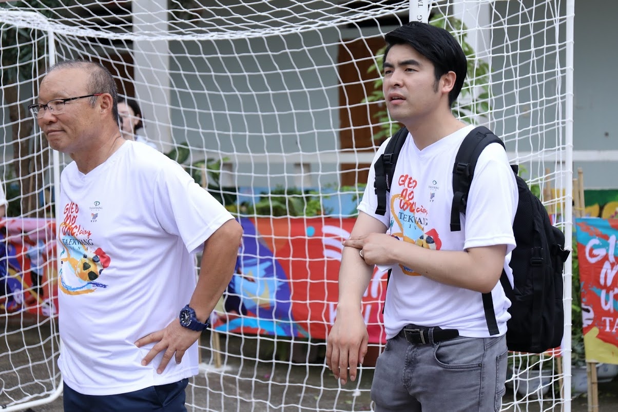 Nguoi dai dien bat mi ho so xin viec HLV Park Hang-seo gui VFF hinh anh