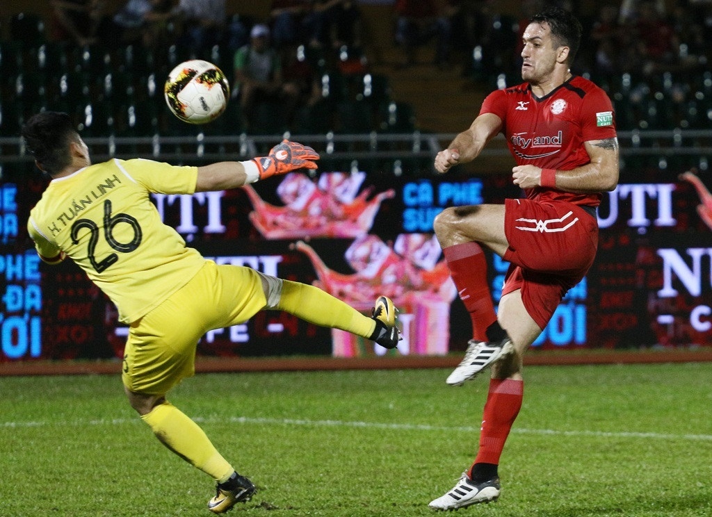 ‘Cuu tinh’ cua ong Miura dat CLB TP.HCM vao the kho hinh anh