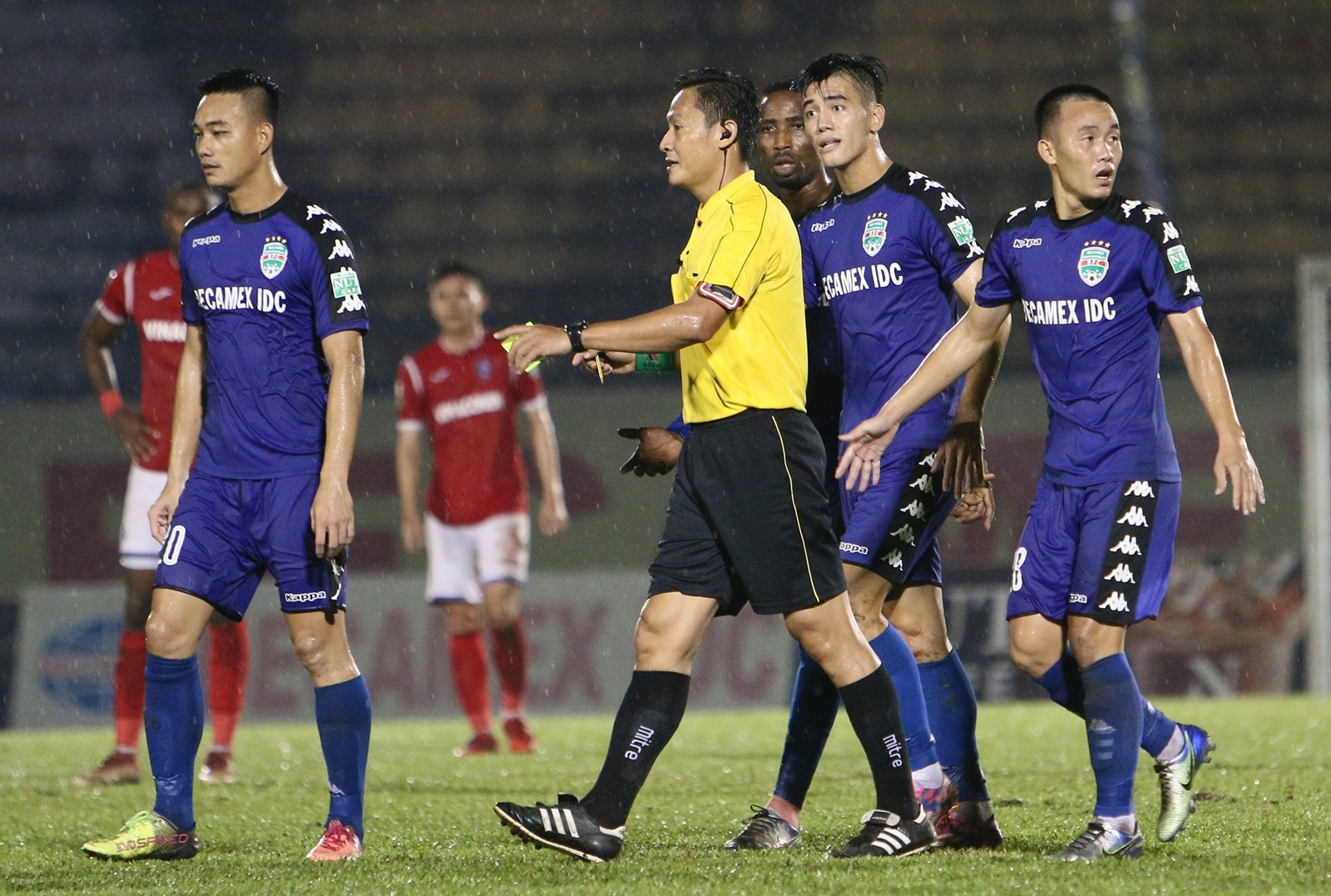 Trong tai mac sai lam hy huu, phai ‘be coi’ o V.League hinh anh