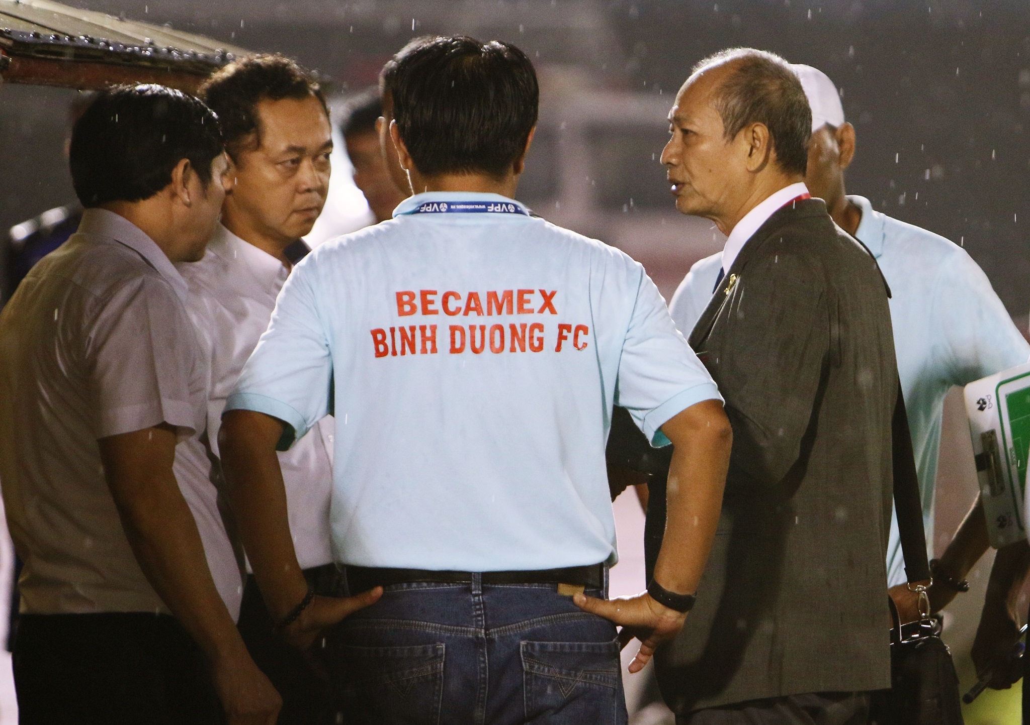 Giam sat V.League nen hay khong xuong san giup trong tai? hinh anh