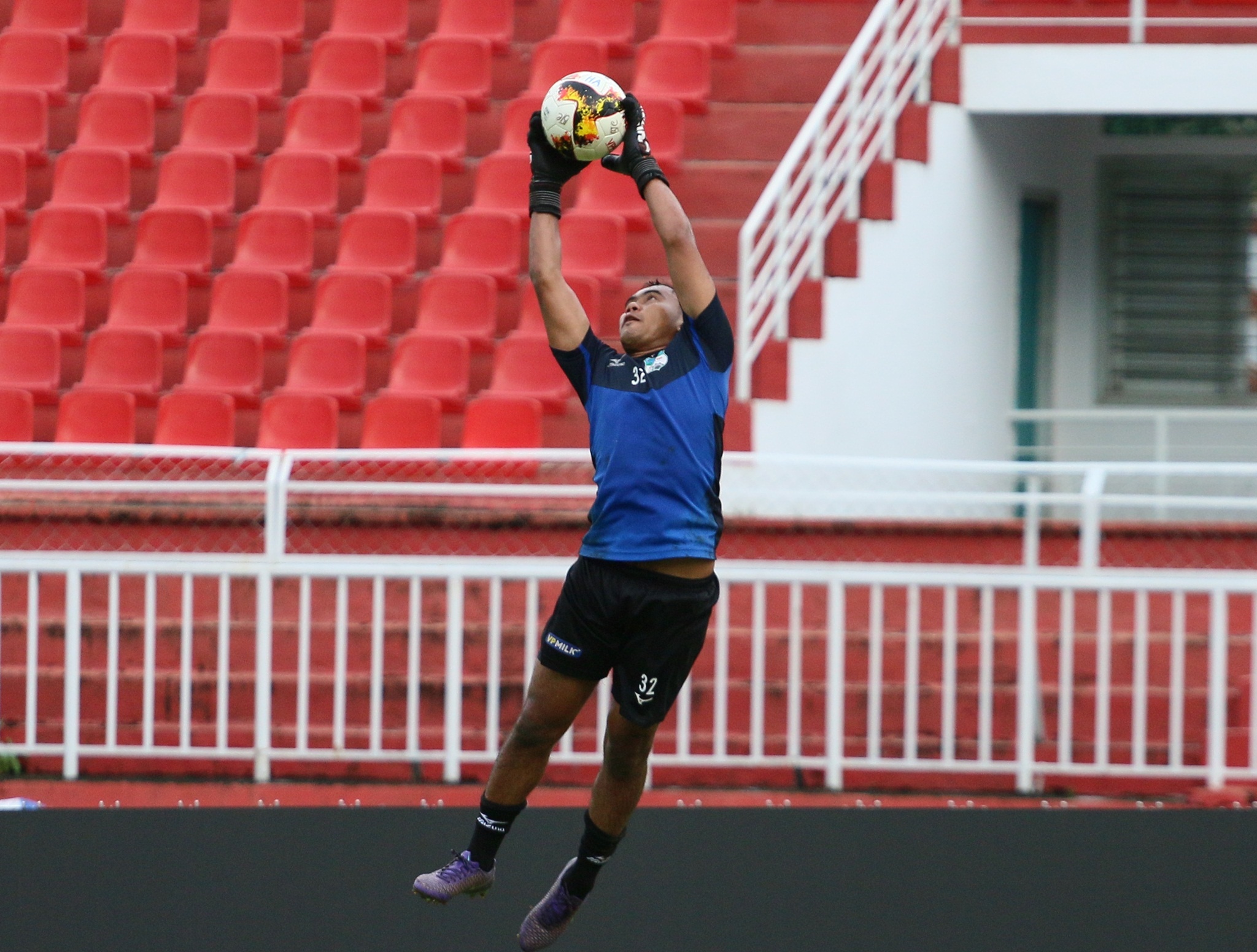 halg,  bui tien dung,  thu mon,  v.league,  duong minh ninh,  CLB TP.HCM,  pham van tien,  le van truong,  Rmah Suo anh 1