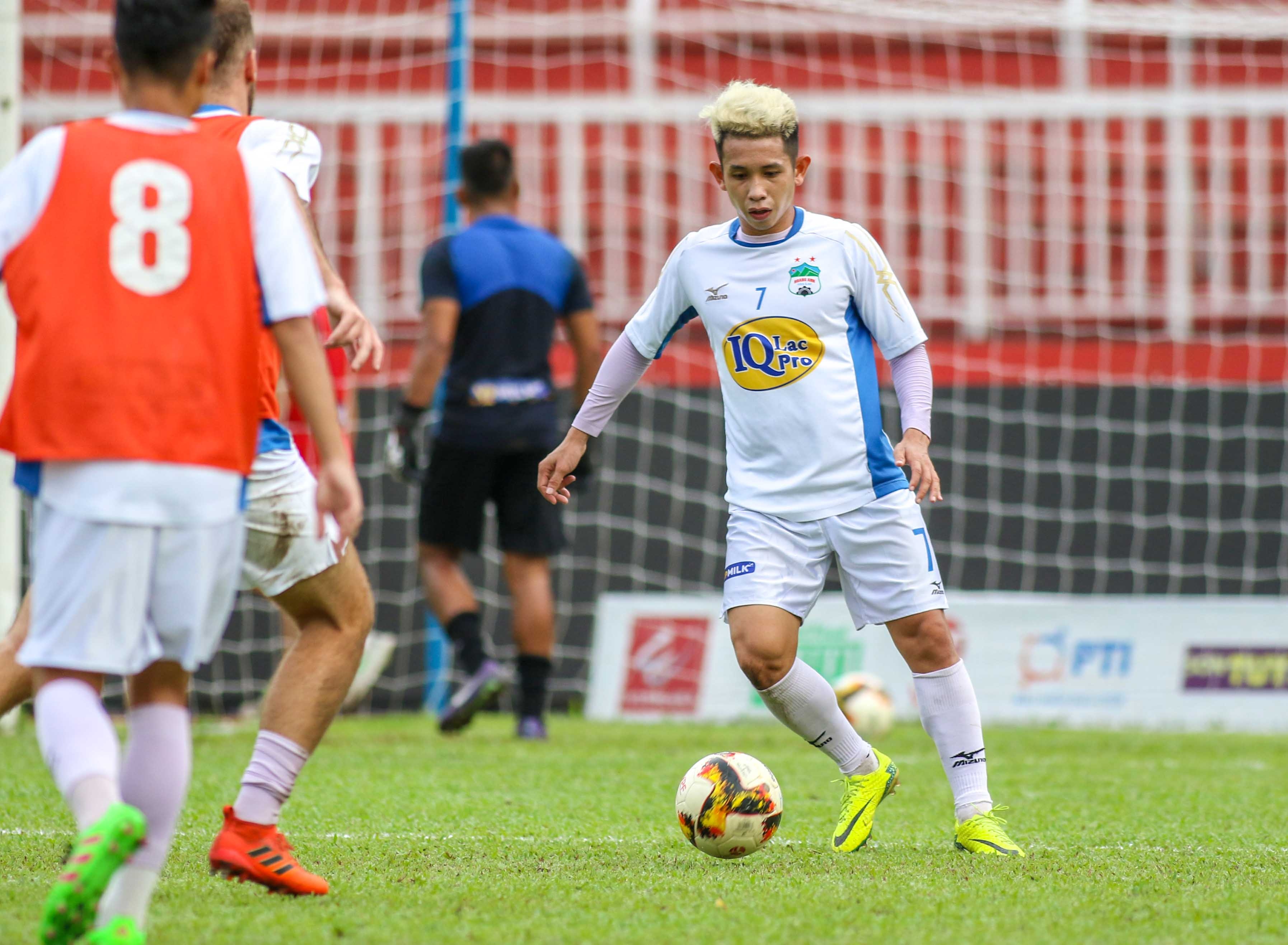 nguyen van toan,  nguyen phong hong duy,  hagl,  nhuom toc,  v.league,  CLB TPHCM anh 1