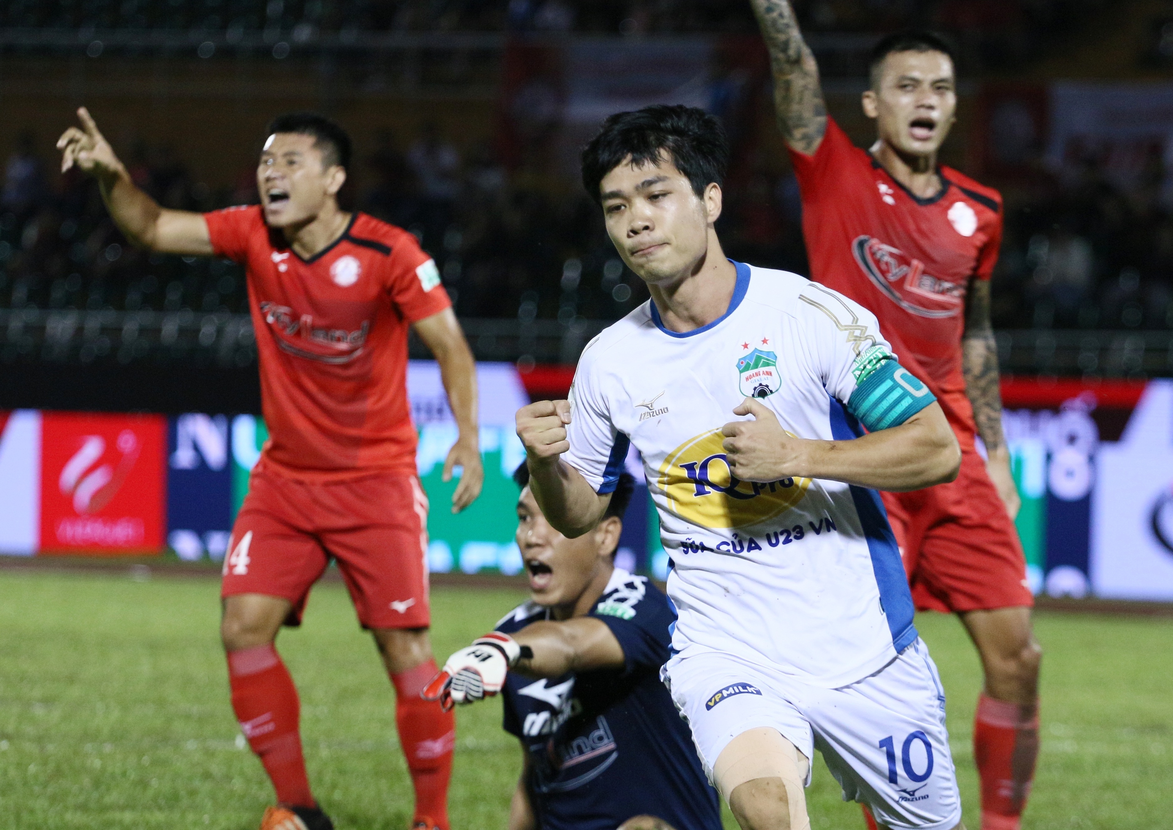 HAGL,  CLB TP.HCM,  V.League,  Cong Phuong,  bat luc,  toshiya miura,  duong minh ninh anh 4