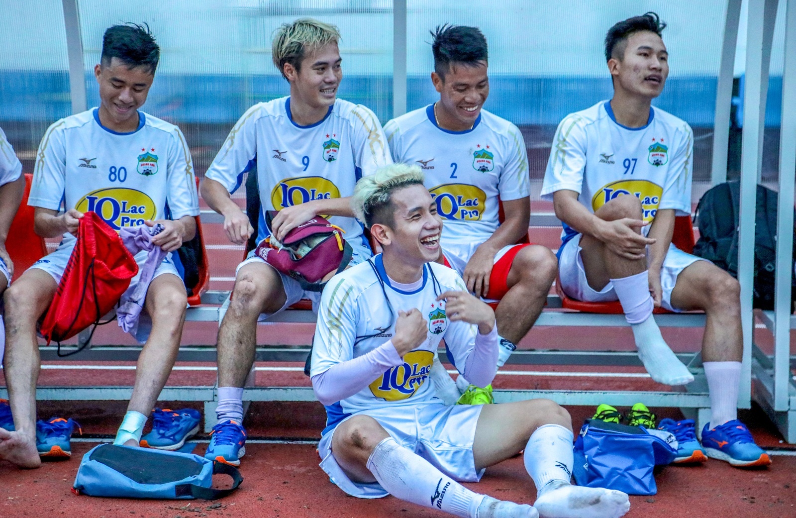 Hong Duy khoe mai toc nhuom bac giong Van Toan truoc tran dau cua HAGL hinh anh