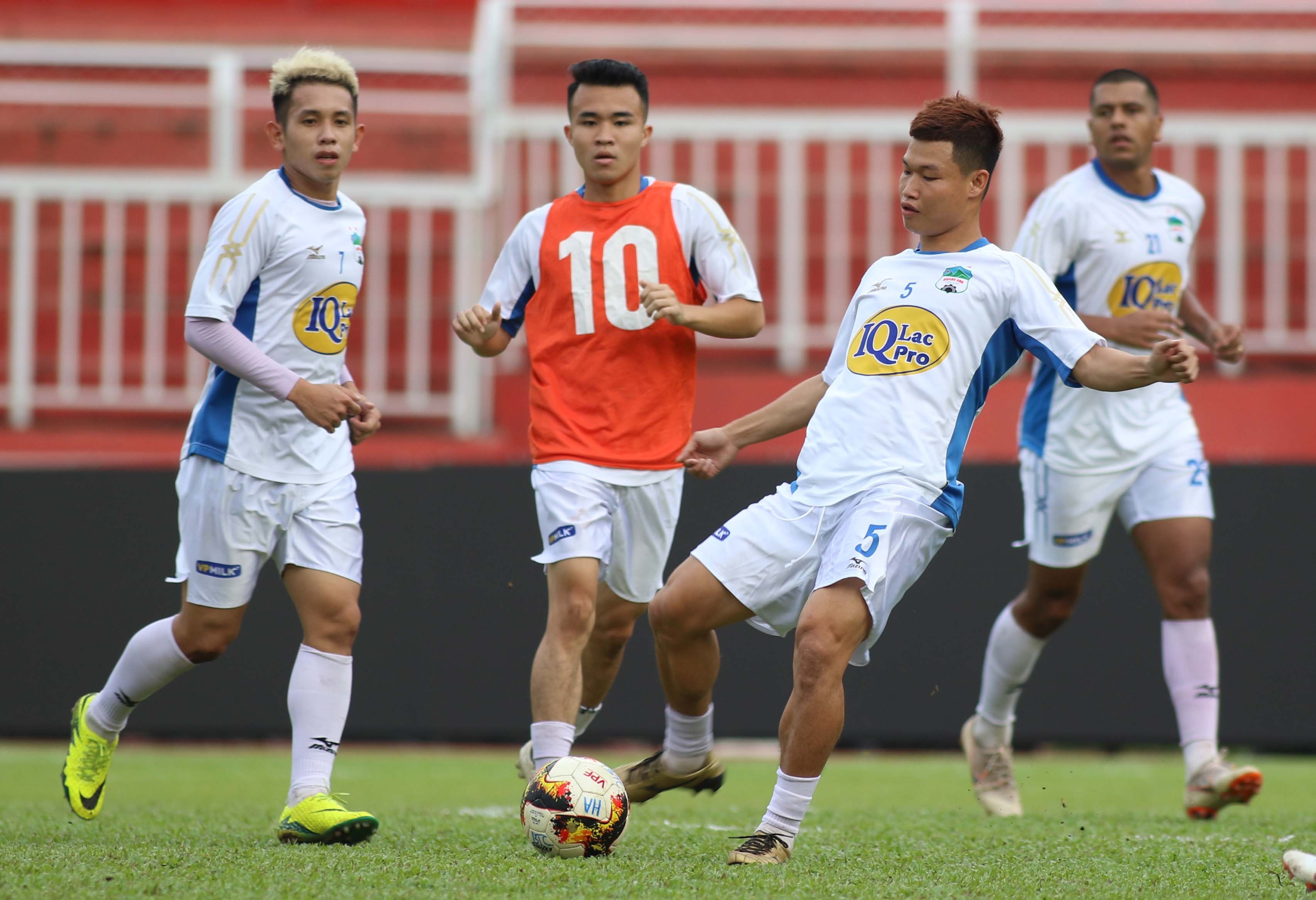 nguyen van toan,  nguyen phong hong duy,  hagl,  nhuom toc,  v.league,  CLB TPHCM anh 11