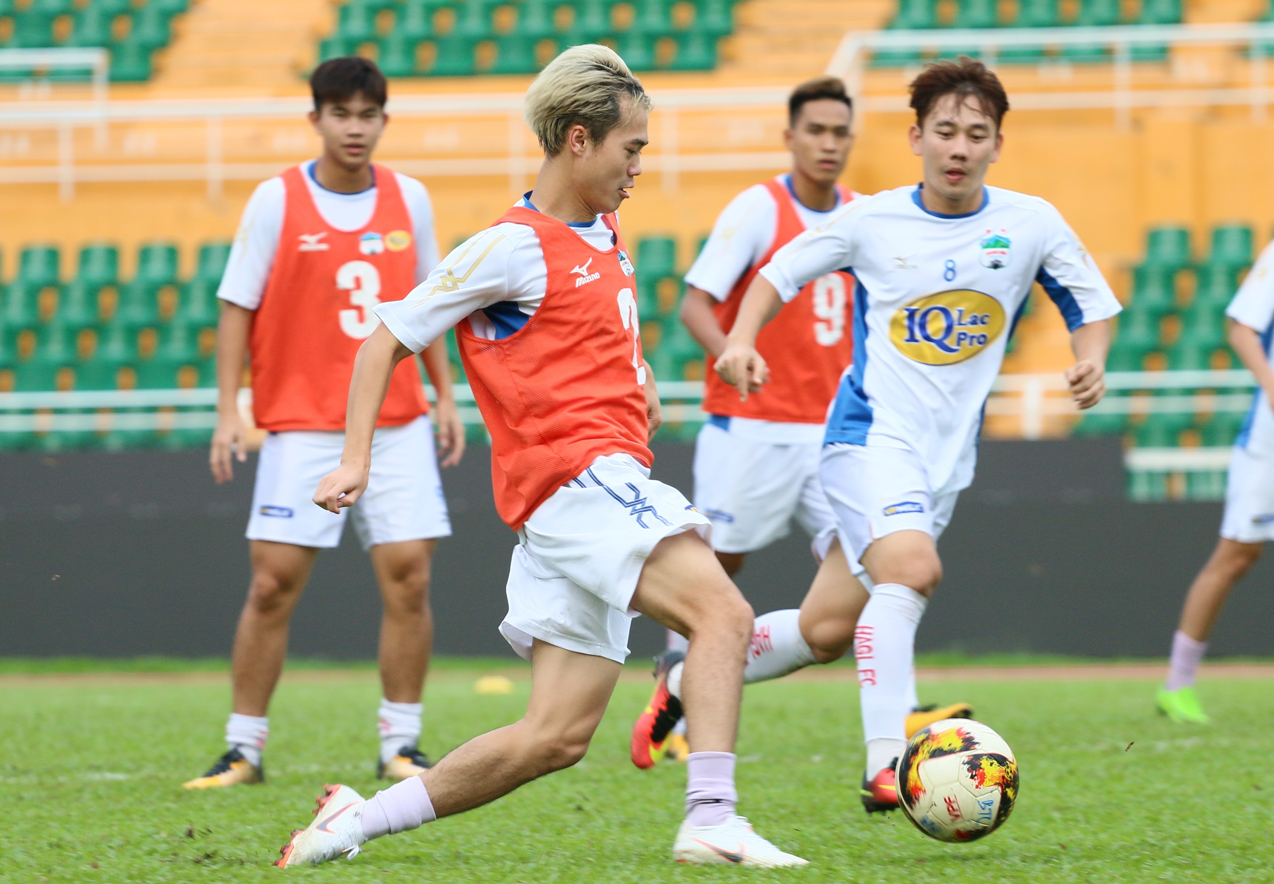 nguyen van toan,  nguyen phong hong duy,  hagl,  nhuom toc,  v.league,  CLB TPHCM anh 9