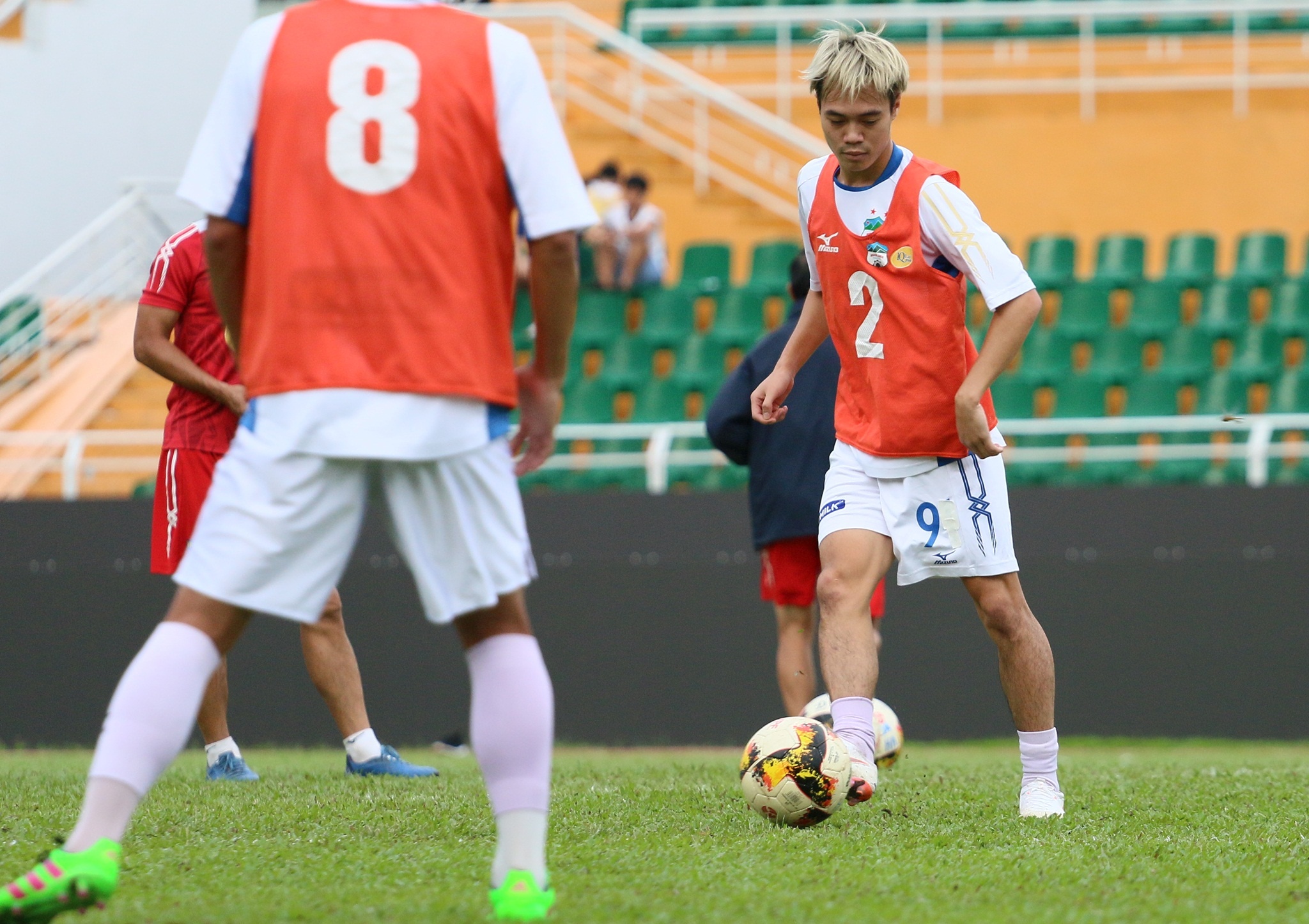nguyen van toan,  nguyen phong hong duy,  hagl,  nhuom toc,  v.league,  CLB TPHCM anh 2