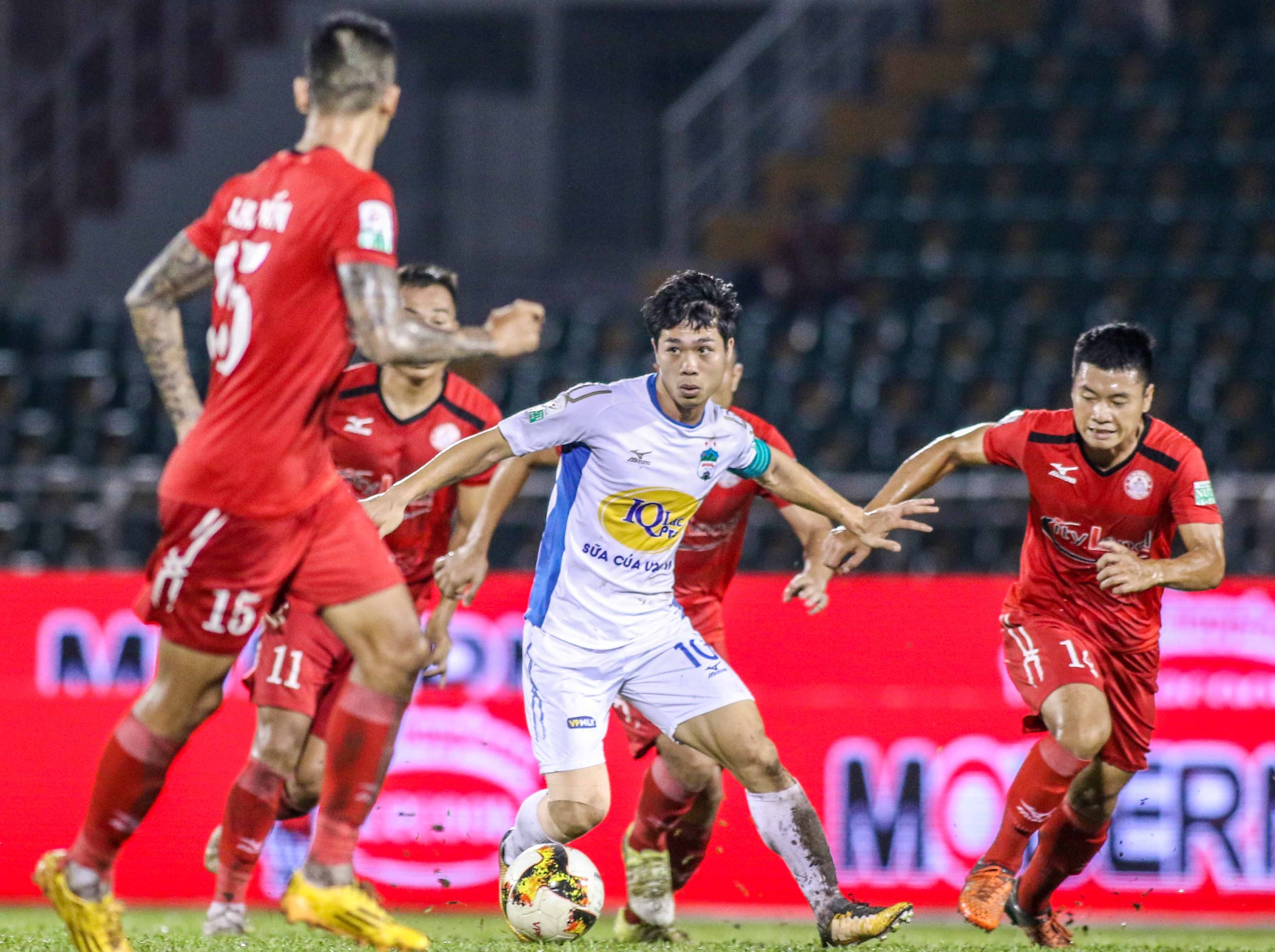 Cong Phuong la diem sang trong con khung hoang nhan su cua HAGL hinh anh