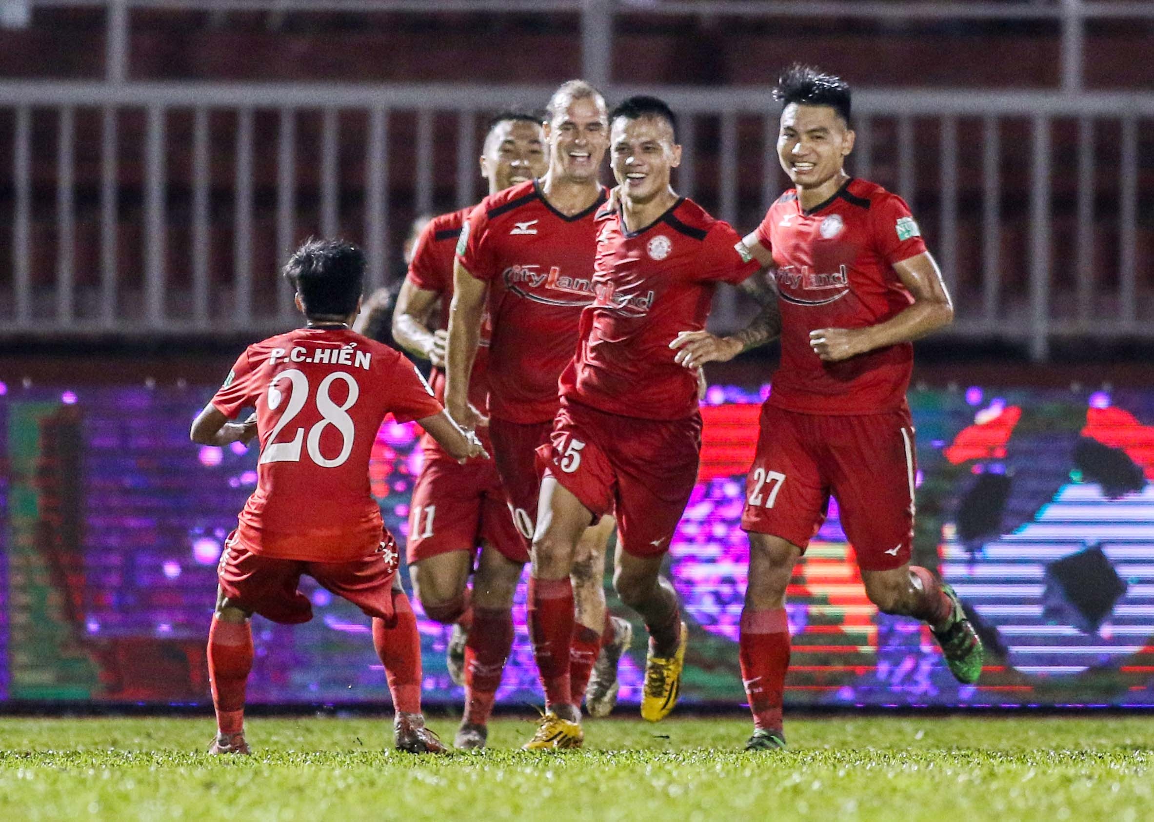 HAGL,  CLB TP.HCM,  V.League,  Cong Phuong,  bat luc,  toshiya miura,  duong minh ninh anh 9