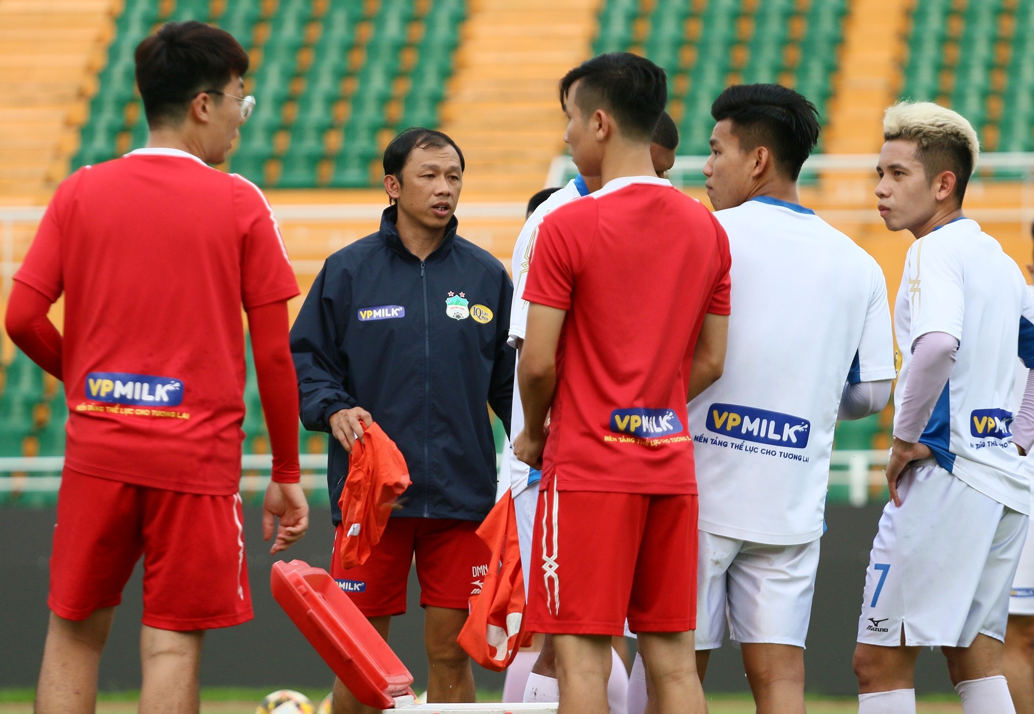 nguyen van toan,  nguyen phong hong duy,  hagl,  nhuom toc,  v.league,  CLB TPHCM anh 8