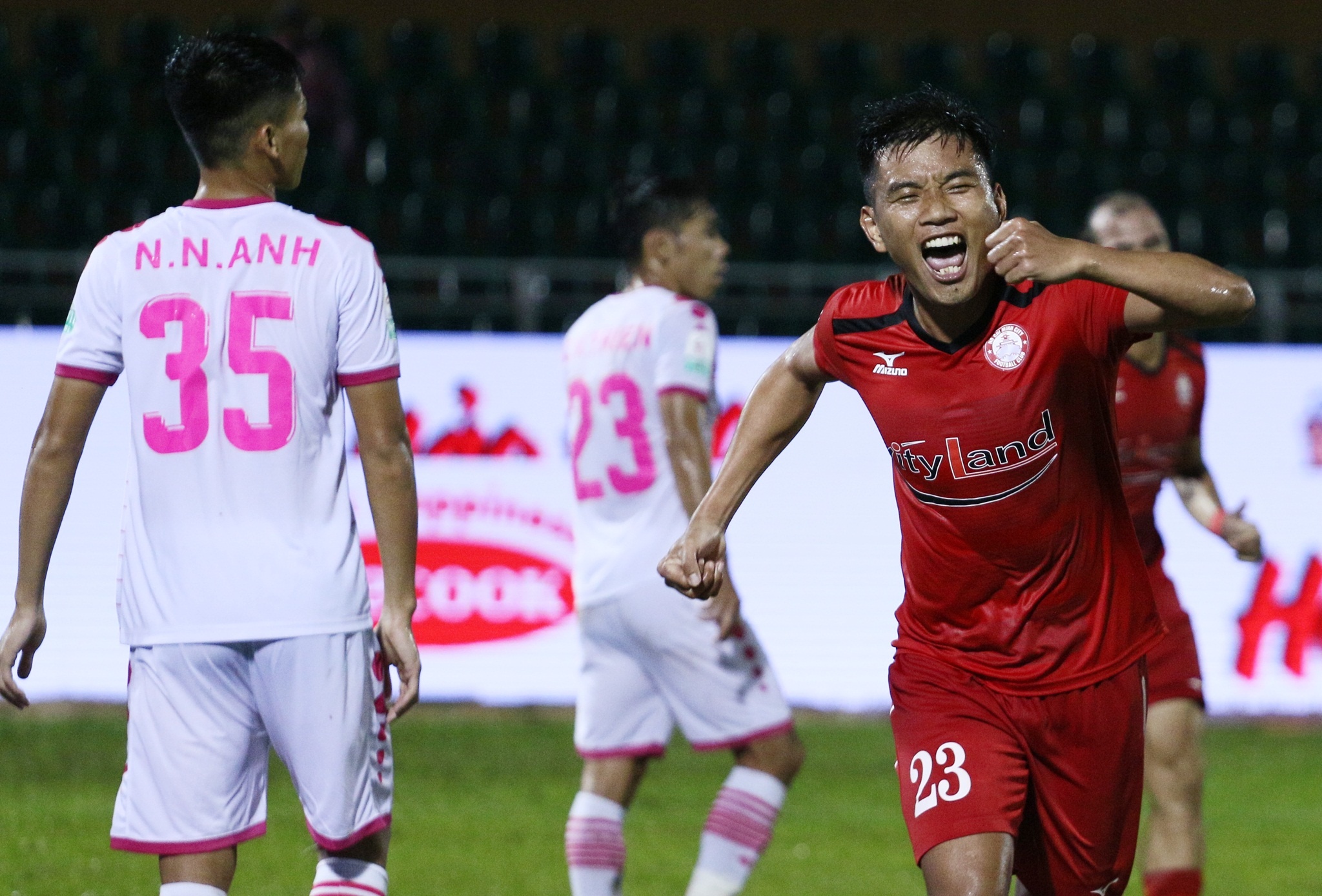 cam cum,  sai gon,  CLB TP.HCM,  CLB Sai Gon,  V.League,  derby,  tru hang anh 2