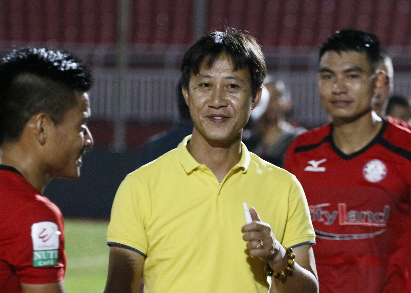 HLV doi Sai Gon lam benh o giai doan quan trong cua V.League hinh anh