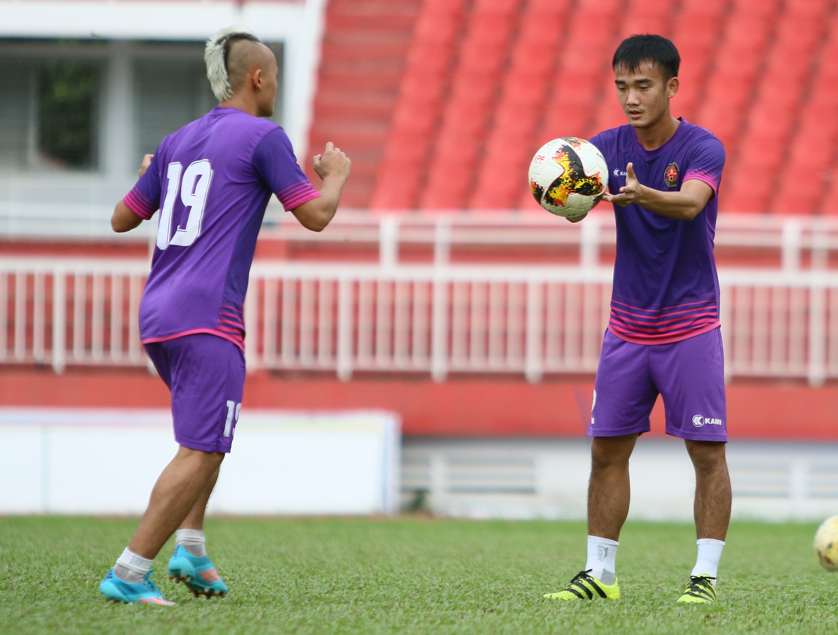 CLB Sai Gon thieu HLV truong trong buoi tap quan trong hinh anh