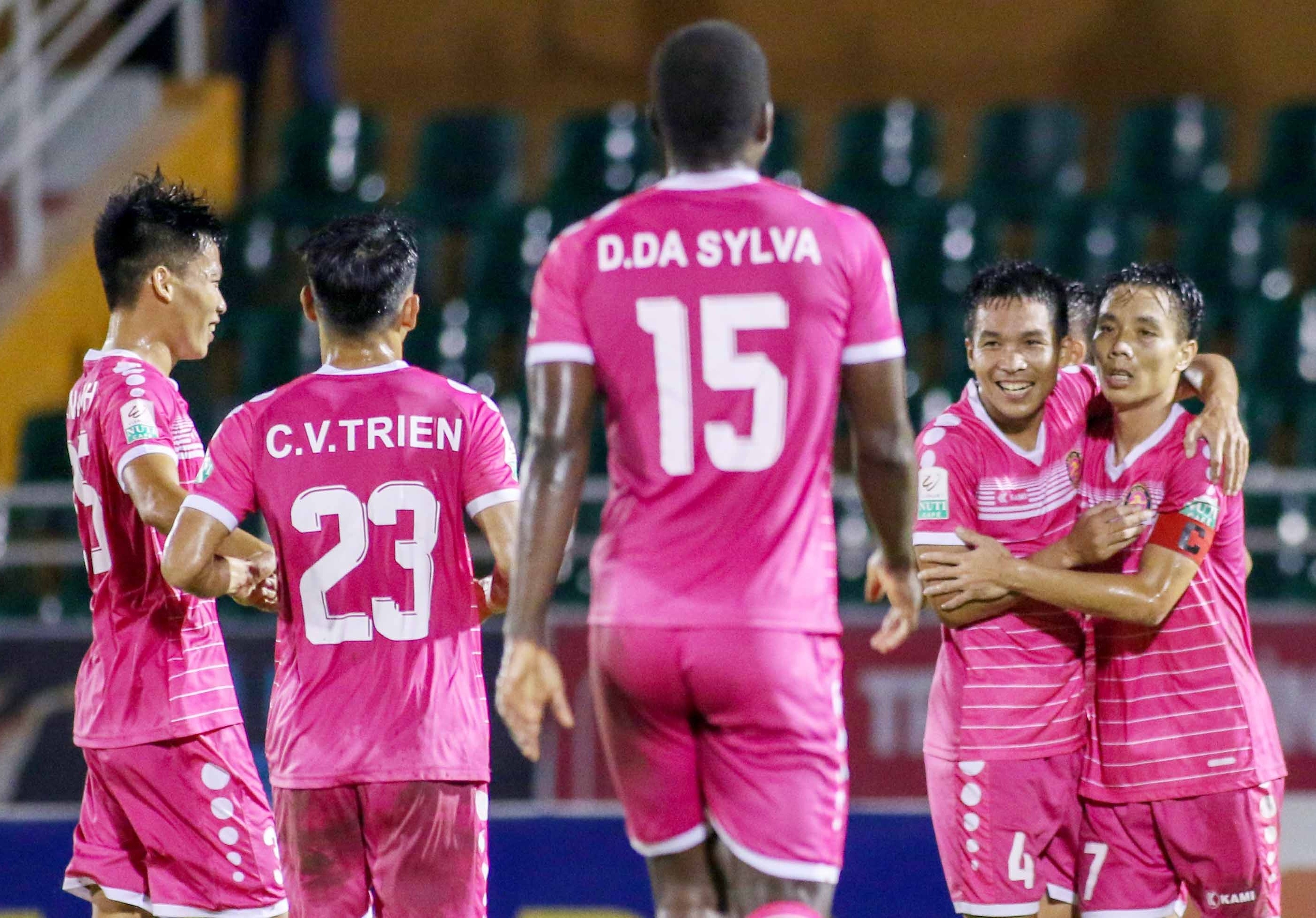 ban gai tin don,  bui tien dung,  ha duc chinh,  da nang,  sai gon,  v league,  le thi thanh anh 7