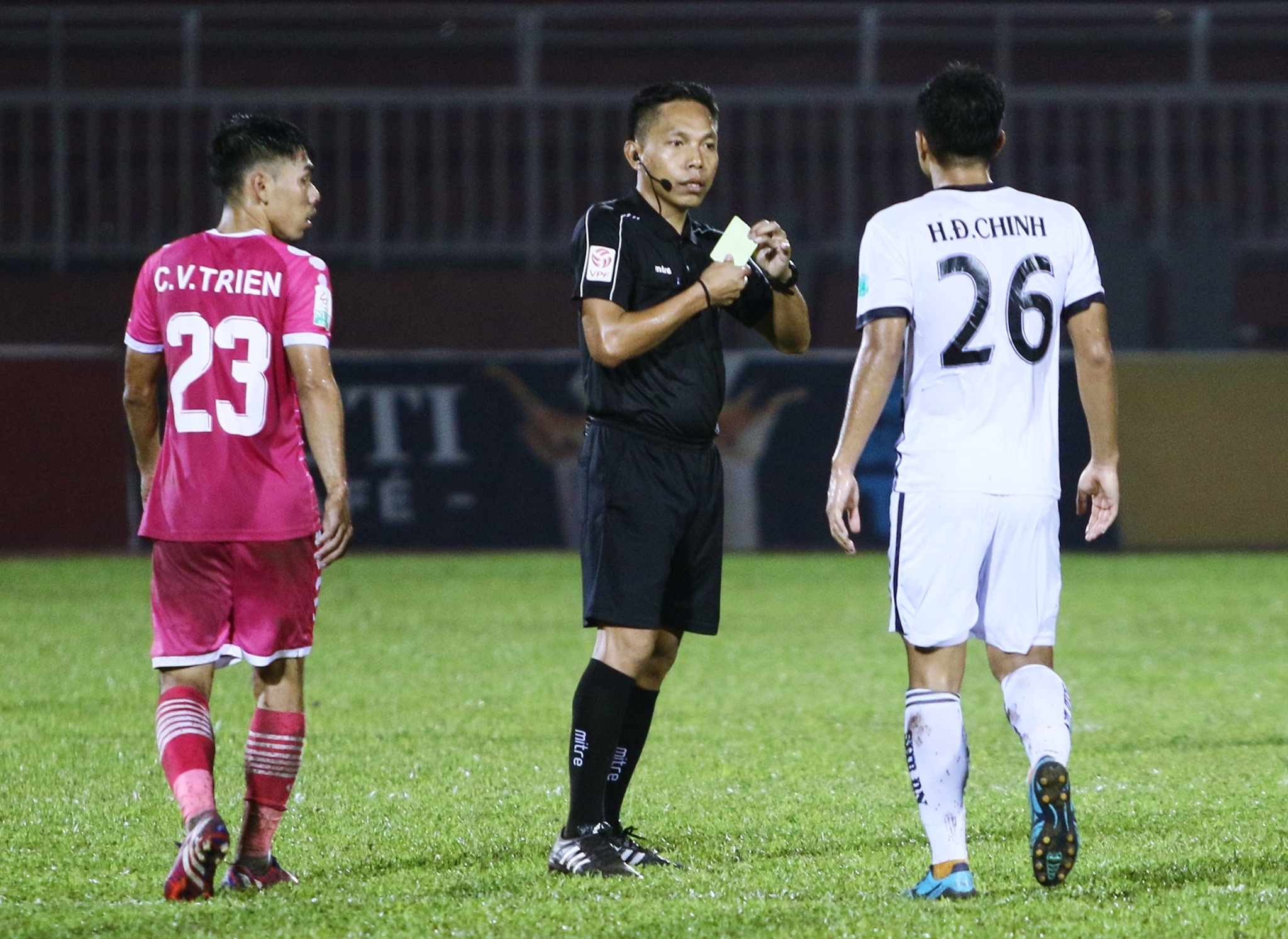 ban gai tin don,  bui tien dung,  ha duc chinh,  da nang,  sai gon,  v league,  le thi thanh anh 10