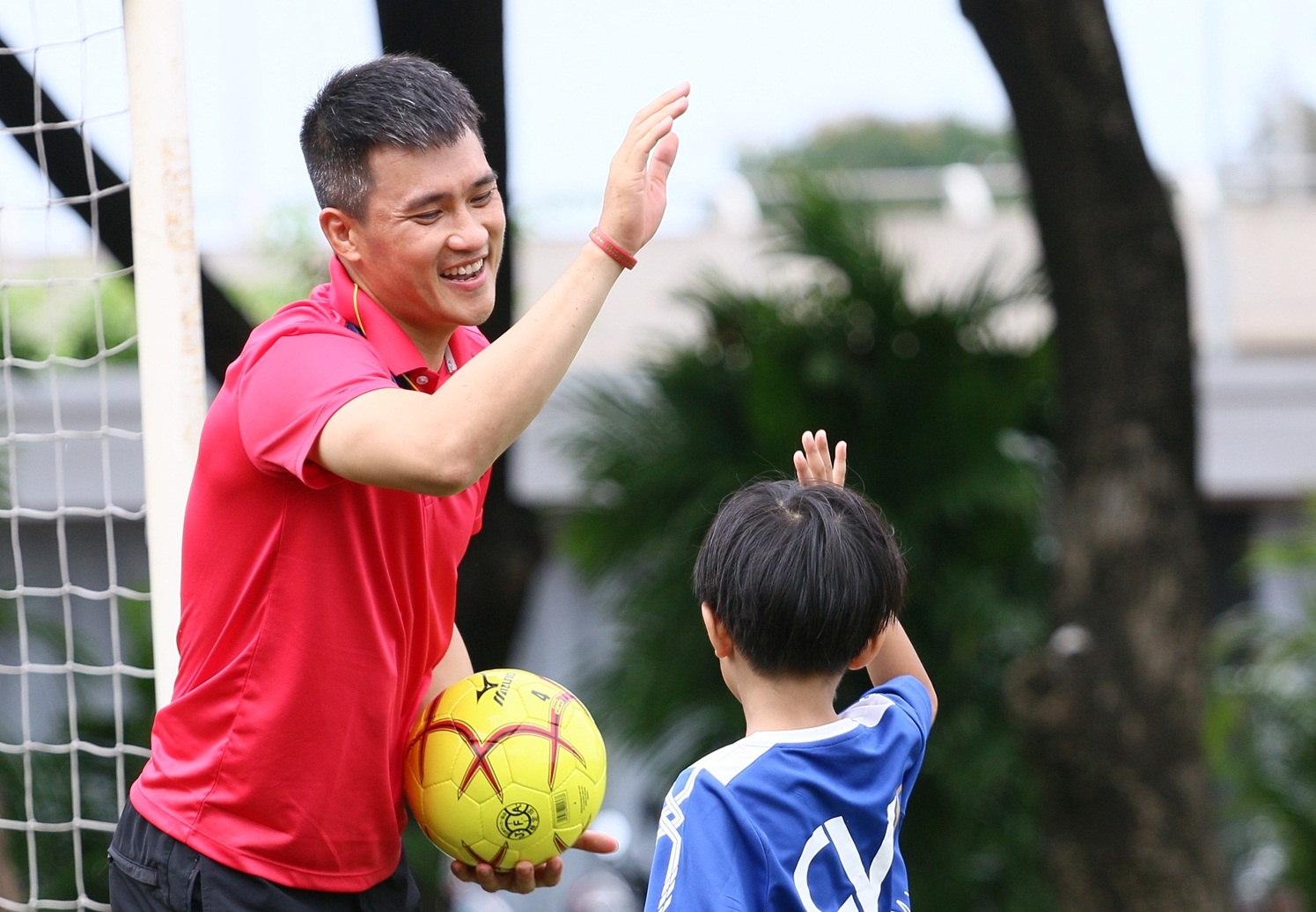 Cong Vinh muon phat trien bong da hoc duong hinh anh