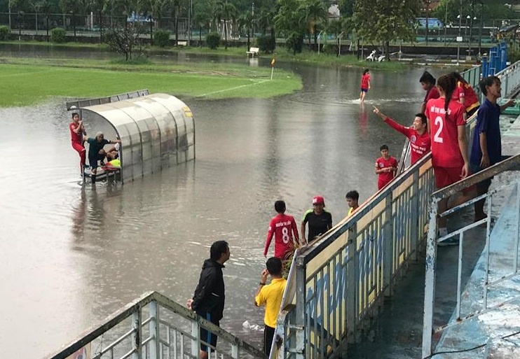 Nu cau thu ngoi co ro tren mat san ngap nuoc o giai vo dich quoc gia hinh anh