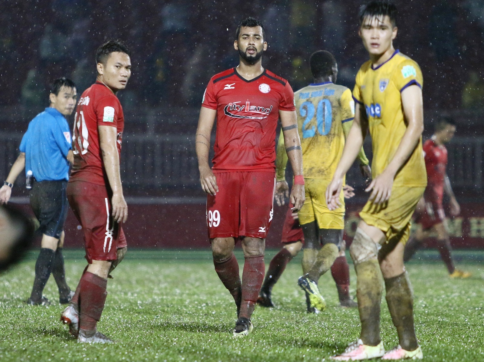 Phi Son buc voi ngoai binh trong ngay thay Park Hang-seo vi hanh hinh anh